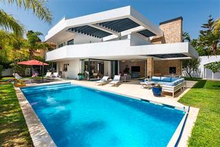 Chalet en Nueva Andalucía centro. Villa moderna e independiente en nueva andalucía junto puerto ba