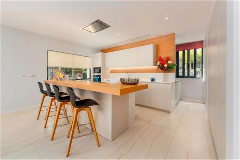 Foto d9f8d855-0b49-40fe-bbd7-6e38203ff43a. Chalet mit kamin pool in Nueva Andalucía centro Marbella