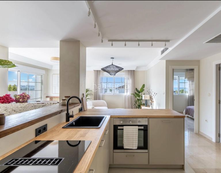 Foto 88e9b4e5-f21c-4722-8914-ee0aed95b8e9. Attico con parcheggio piscina in Río Real Marbella