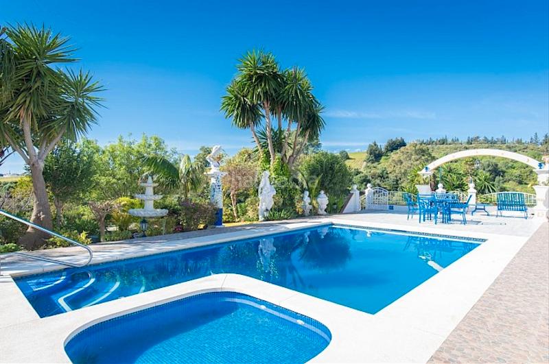 Foto a6c93bc3-aa49-40af-9472-a980164373b9. Xalet amb piscina a altos de Estepona Estepona