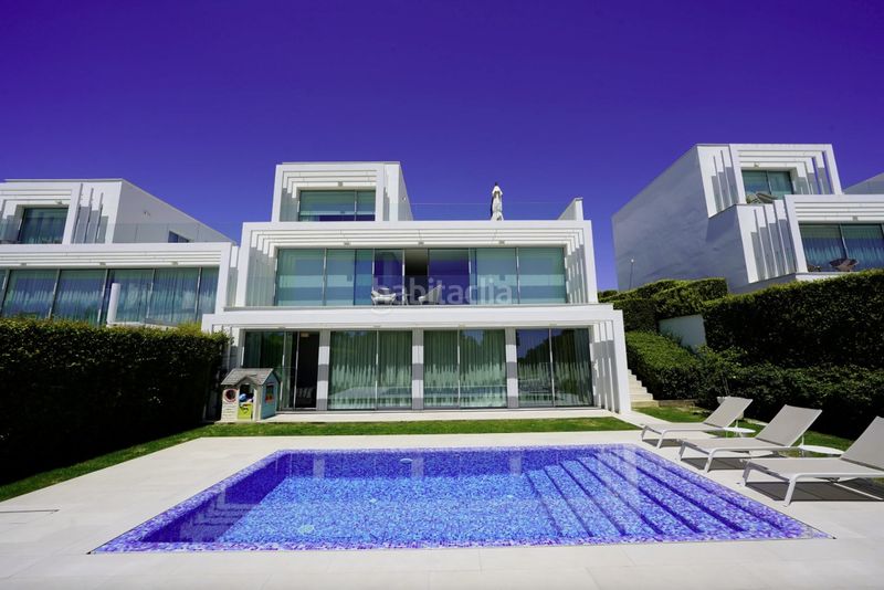Foto 0e764006-2e04-42fb-a235-c260ce341971. Casa aparellada amb aparcament piscina a Sotogrande alto Sotogrande