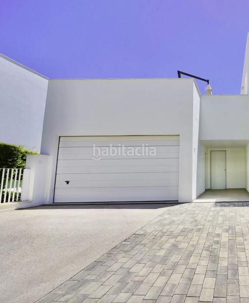 Foto 3567b035-9814-4e44-afdf-c97c1273b82c. Casa aparellada amb aparcament piscina a Sotogrande alto Sotogrande