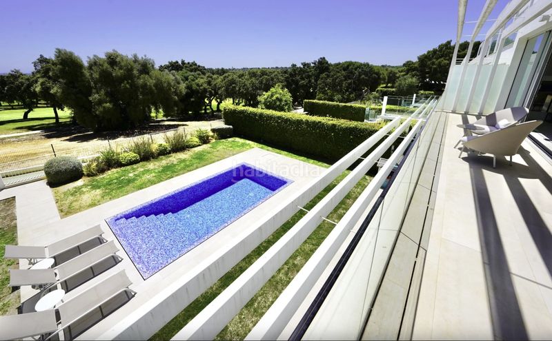 Foto 591941b9-fd27-433c-8467-ff83d415615b. Casa aparellada amb aparcament piscina a Sotogrande alto Sotogrande