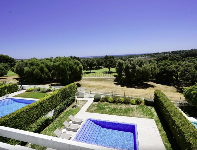 Foto ed8d2844-efdd-4ddc-a786-c208e378b92c. Casa aparellada amb aparcament piscina a Sotogrande alto Sotogrande