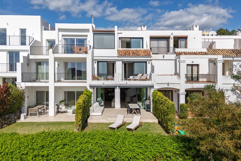 Foto 049b9e3a-c7a9-4afe-8a5d-8c1f5fc1784b. Casa adossada amb piscina a La Quinta Benahavís