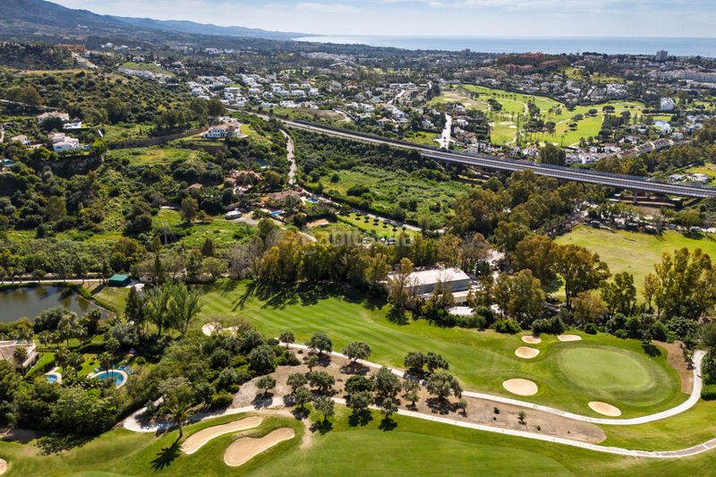 Foto 0f022055-065f-4e75-bf80-7be258877e93. Casa adossada amb piscina a La Quinta Benahavís
