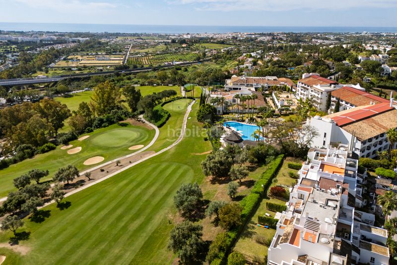 Foto c58acf71-2f9b-4fa6-ac19-f0560bfa6cd9. Casa adossada amb piscina a La Quinta Benahavís