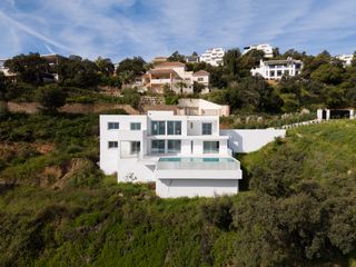 Chalet in La Mairena. Villa de diseño con vistas infinitas y privacidad total en urb.l