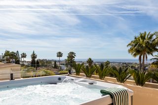 Casa a schiera in La Quinta. Elegancia, tecnología y vistas panorámicas en benahavís (málaga)
