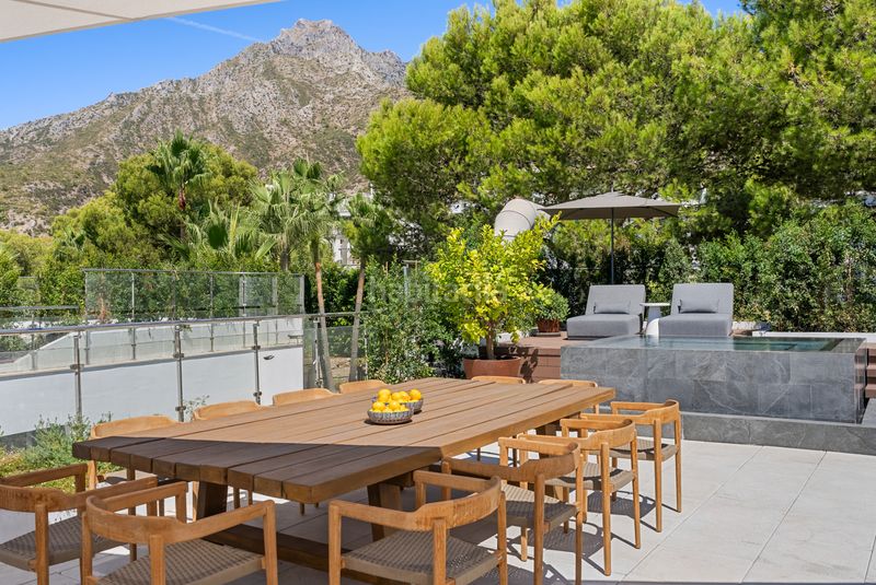 Foto 4b6bf4a6-2b3f-48d2-955c-3799a90e7211. Casa aparellada amb aparcament piscina a Sierra Blanca Marbella