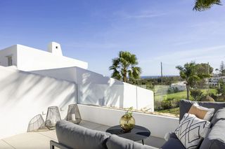 Apartment in Aloha. Ático reformado con vistas al mar y golf en nueva andalucía, mar
