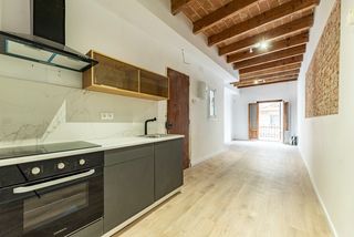 Etagenwohnung  Carrer de la florida. Vivienda de diseño con volta catalana, ladrillo visto y vigas de