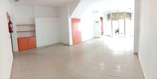 Location Local commercial  Avinguda de la llibertat. Local muy bien situado de paso-varias estancias-zona de c y d ce