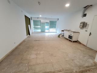 Lloguer Local Comercial a Piverd-Vila-Seca-Bruguerol. Muy bien situado totalmente reformado a estrenar salida de humos