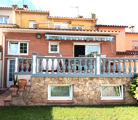 Location Maison jumelée à Mont-ras. Casa adosada con vistas a la iglesia de mont-ras-piscina-jardin-