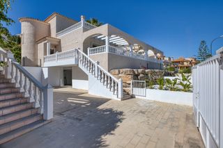 Chalet  Carrer de torrevella. Exclusividad y lujo junto al mar