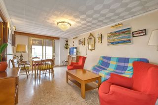 Rent Flat  Carrer d’ausiàs carbonell. Amplio, céntrico y económico