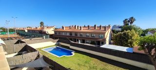 Triplex  Del tennis. Casa pareada con vistas al mar en levantina.