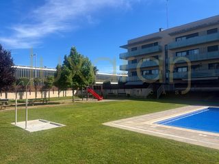 Appartement à Calle josep pallach 13. Piso seminuevo con zona comunitaria.