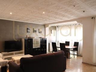 Appartement à Carrer canonge brugulat 7. Piso familiar con despacho y balcón  4 habitaciones, luminoso y