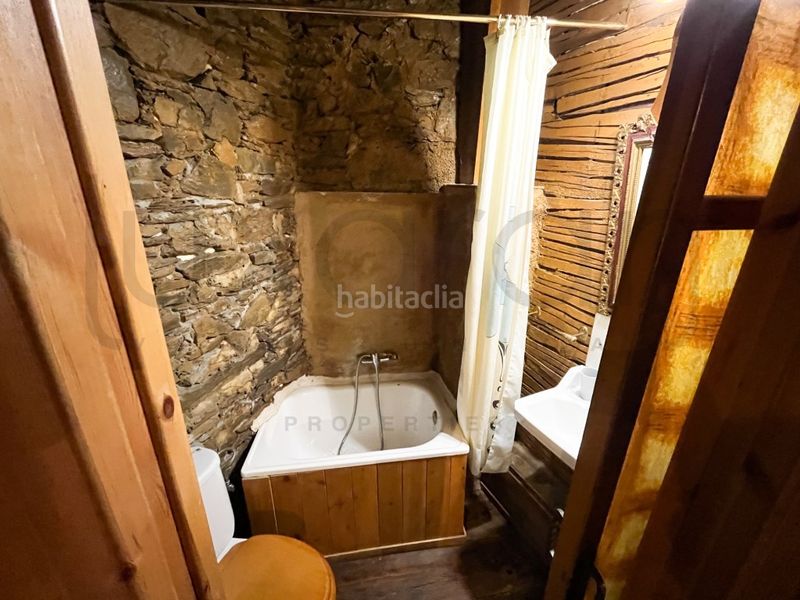 Foto b2907414-7ffe-4177-b488-d7232ede74dd. Casa a calle laca 12 a Bòrdes (Es)