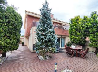 Casa adossada a Fenals. Gran vivienda con licencia turistica en fenals!