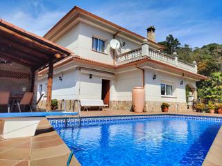 Xalet a Canyelles. Casa con piscina y licencia turistica