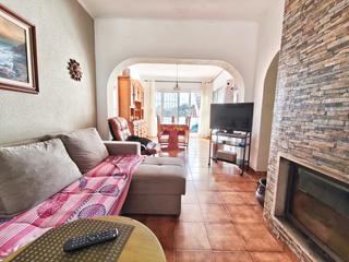 Xalet  Canyelles. Casa esquinera con muchas posibilidades, oportunidad!