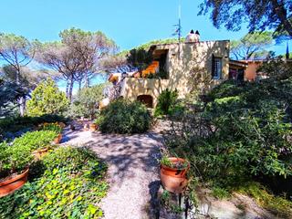 Chalet à Residencial Blanes - Vistamar. Magnifica casa con 10.000m2 de terreno cerca de poblacion