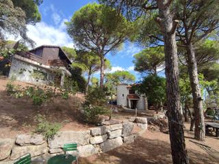 Xalet a Serra Brava. Parcela con 3 casas independientes