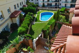 Casa adossada a Fenals. Preciosa casa en fenals con piscina comunitaria