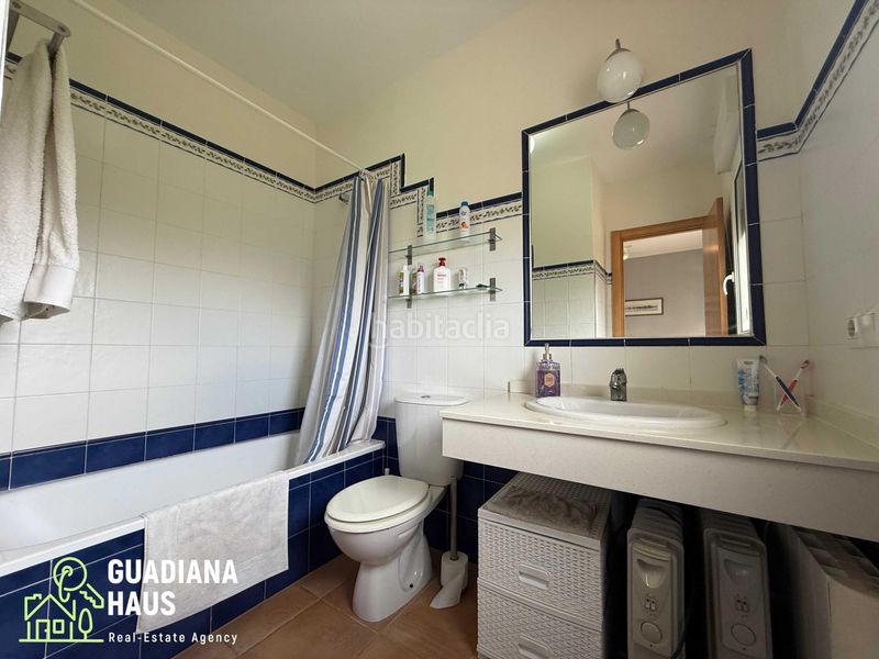 Foto cc3ca1ab-03e5-4528-87e4-fca1fdd995f9. Casa adossada a avenida rosalia de castro 5 a Costa Esuri Ayamonte