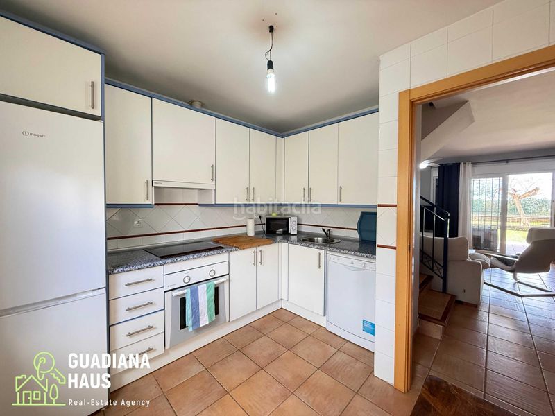 Foto dbd7334b-1edb-40e6-999b-ffbfe36368a4. Casa adossada a avenida rosalia de castro 5 a Costa Esuri Ayamonte