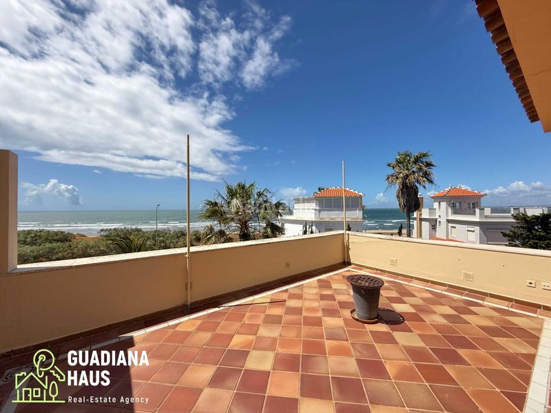 Foto 6f3d98c7-94bc-4c45-9f85-9f489fece70f. Casa aparellada a avenida gavilanes de los 67 a Isla Canela Ayamonte