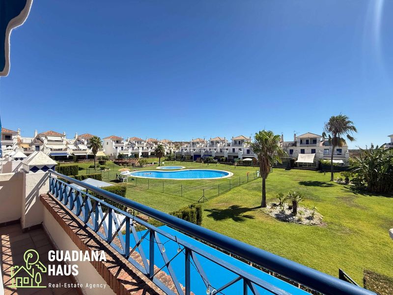 Foto 33624e34-642e-4fcb-a7e3-85e9dd6c90e4. Casa adossada a avenida rosalia de castro 5 a Costa Esuri Ayamonte