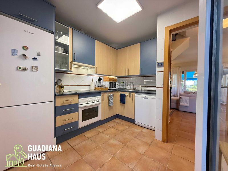 Foto 92dd9139-ac16-4fd6-8e04-dce2bbb61be2. Casa adossada a avenida rosalia de castro 5 a Costa Esuri Ayamonte
