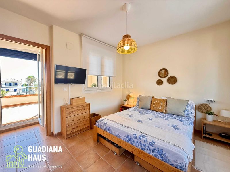 Foto df7c3ac8-f829-4b1d-84e3-0bb579dd3761. Casa adossada a avenida rosalia de castro 5 a Costa Esuri Ayamonte