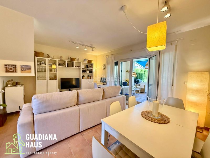 Foto f238f0fc-7e09-44ba-ab56-e502667ec884. Casa adossada a avenida rosalia de castro 5 a Costa Esuri Ayamonte