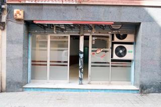 Location Local commercial  Carrer de santa caterina. Local comercial con gran escaparate.