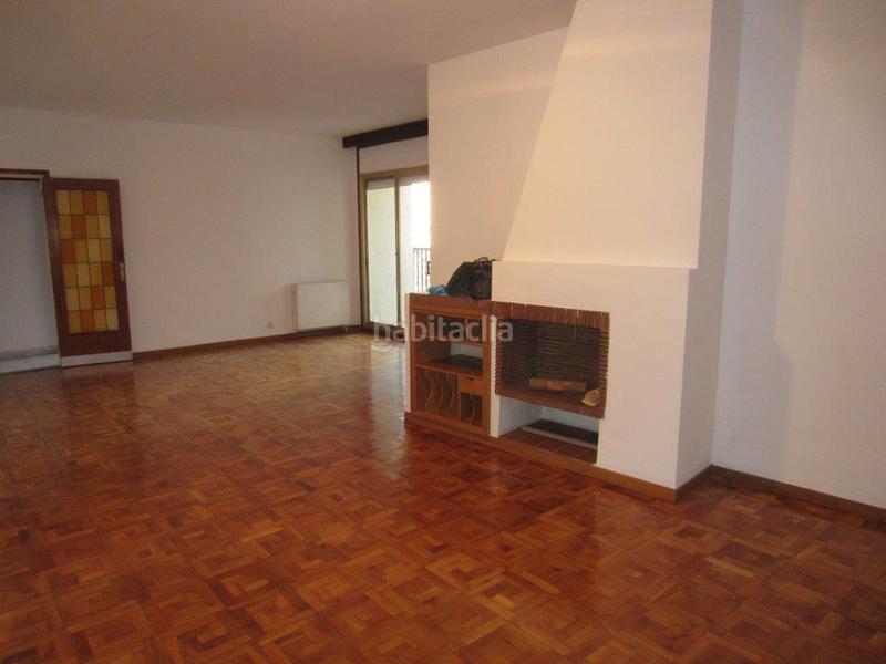 Foto dfa21478-b52b-419f-b380-f3be688c80a0. Pis amb xemeneia calefacció aparcament a Putget - Farró Barcelona