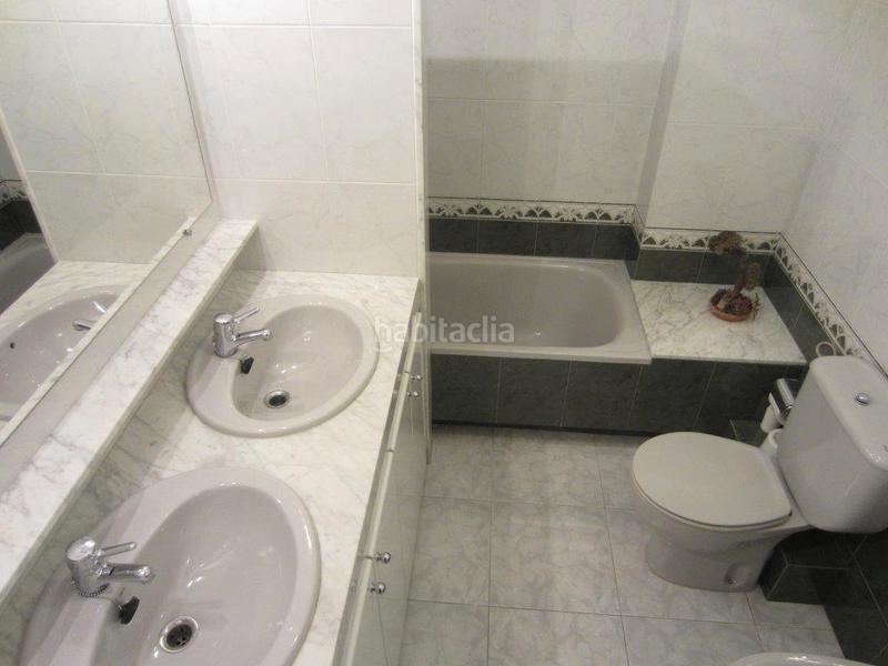 Foto fd8be97f-0cc9-49e0-801d-53058c228a6c. Pis amb xemeneia calefacció aparcament a Putget - Farró Barcelona