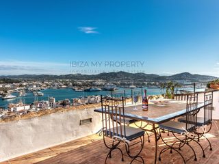 Attique à Dalt Vila-La Marina. Prestigioso ático dúplex en venta en dalt vila