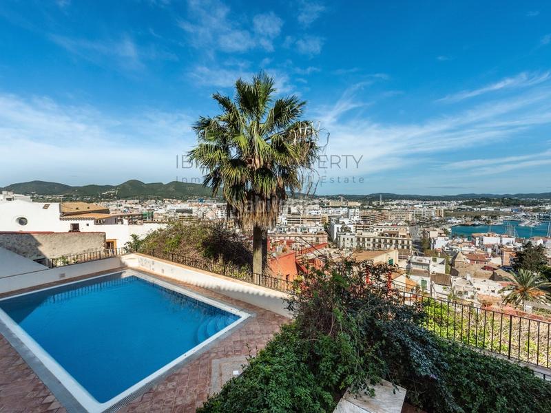 Foto 4b9fdef2-46ef-41f3-a6f7-7532fba37bf6. Ático prestigioso ático dúplex en venta en dalt vila en Ibiza