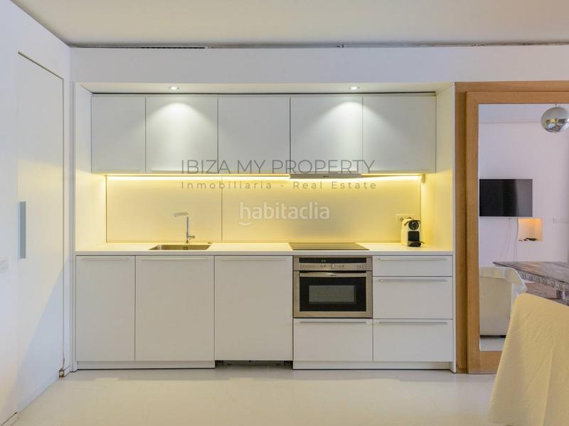 Foto 04f32024-3155-4070-b389-315b4e299ee9. Lloguer apartament amb aparcament piscina a Marina Botafoc-Talamanca Ibiza