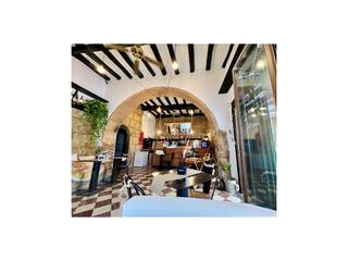 Traspàs Local Comercial  N/a. Un restaurante a los pies de dalt vila.