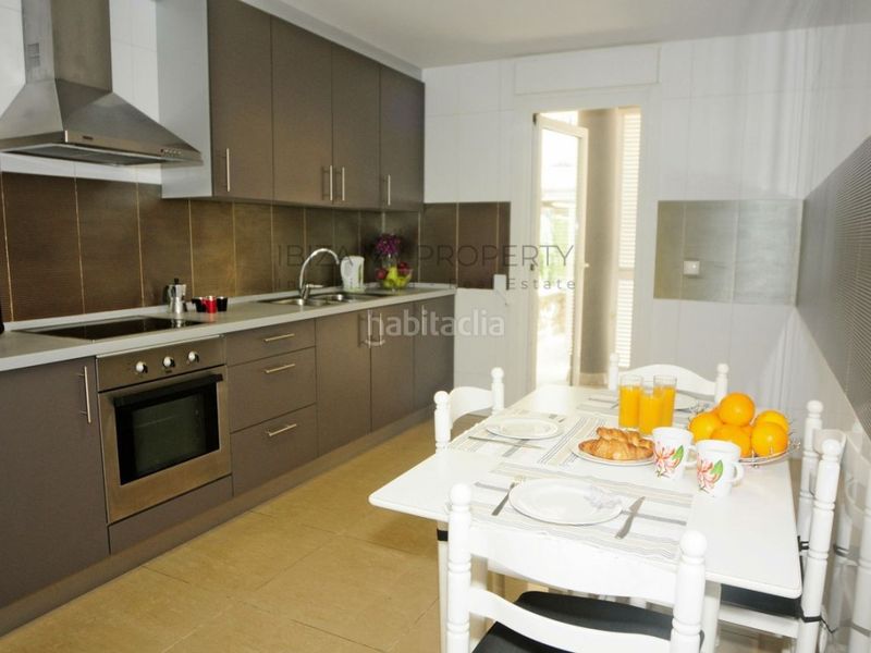 Foto b7ffdf0b-25db-4bb9-bbf9-31f57b80fd1a. Lloguer apartament amb aparcament piscina a Ses Figueretes - Platja d'en Bossa - Cas Serres Ibiza