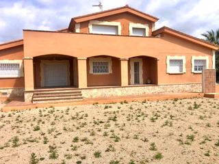 Chalet  Carrer escorpí. Casa unifamilira en roda de bara