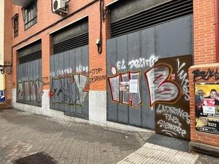 Local commercial à Calle eugenia de montijo 109. Se vende local comercial zona latina