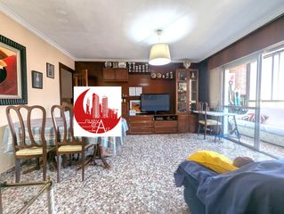 Pis a Los Dolores. Amplio piso en venta de 4 dormitorios, 2 baños y plaza de garaje