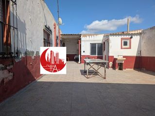 Casa a Perín. Casa en planta baja con amplio patio  parcela en venta en los mo